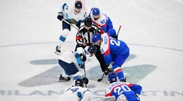 Na snímke slovenskí hokejisti kapitán Tomáš Tatar (90), Juraj Slafkovský (20), Adam Ružička (21) a hráči Fínska Kaapo Kakko (84), Anton Lundell (15) a Eetu Luostarinen (27).