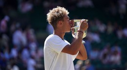 Jordan Lee po víťazstve nad Cruzom Hewittom vo finále dvojhry juniorov vo Wimbledone.