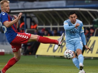 Vernon De Marco (vpravo) v drese ŠK Slovan Bratislava.