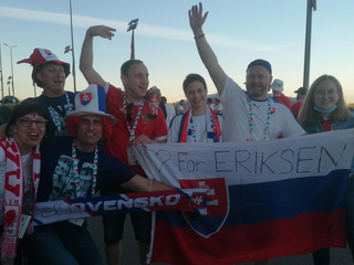 Slovenskí fanúšikovia podporujú Christiana Eriksena.