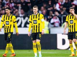 Smútok futbalistov Borussie Dortmund - zľava Jude Bellingham, Marco Reus a Salih Ozcan. 