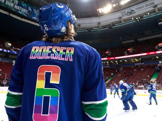 Brock Boeser v drese na podporu LGBTI komunity.