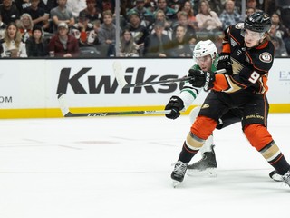 Leo Carlsson strieľa premiérový g'ól v NHL. 