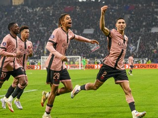 Futbalisti PSG sa tešia z gólu Achrafa Hakimiho (vpravo).