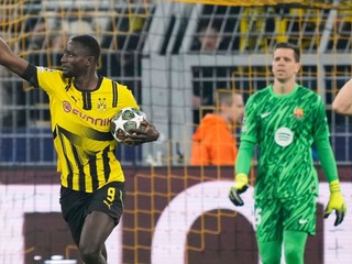 Serhou Guirassy strieľa gól v zápase Borussia Dortmund - FC Barcelona. 
