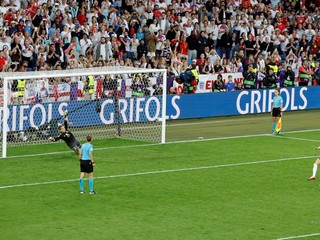 Chloe Kellyová premieňa rozhodujúcu penaltu vo finále ME vo futbale žien 2025.