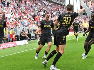 Futbalista Kolína Marius Bülter (druhý sprava) sa teší z gólu.