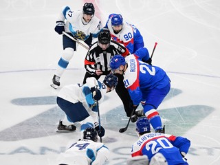 Na snímke slovenskí hokejisti kapitán Tomáš Tatar (90), Juraj Slafkovský (20), Adam Ružička (21) a hráči Fínska Kaapo Kakko (84), Anton Lundell (15) a Eetu Luostarinen (27).