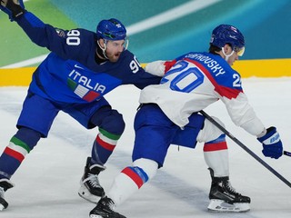 Talian Dylan di Perna (90) a Slovák Juraj Slafkovský v zápase Taliansko - Slovensko na ZOH 2026.
