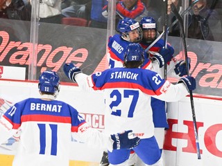 Na snímke hráči Slovenska zľava Lucian Bernát, David Stančík a Michal Jakubec sa tešia z úvodného gólu.