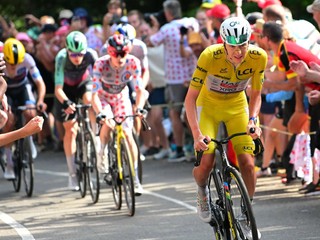 Slovinsky cyklista Tadej Pogačar sa vzďaľuje súperom v 14. etape Tour de France 2026.