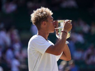 Jordan Lee po víťazstve nad Cruzom Hewittom vo finále dvojhry juniorov vo Wimbledone.