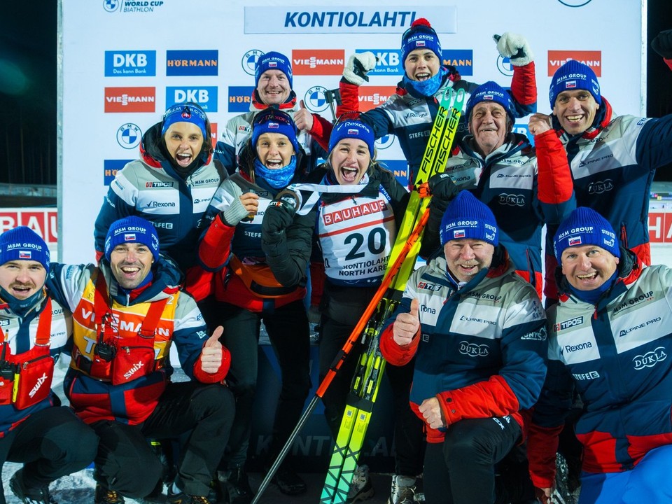 Slovenský tím sa raduje po vytrvalostných pretekoch v Kontiolahti