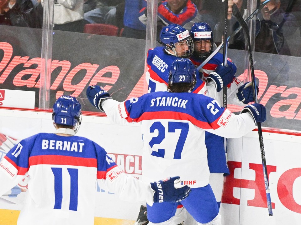 Na snímke hráči Slovenska zľava Lucian Bernát, David Stančík a Michal Jakubec sa tešia z úvodného gólu.