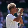 Jordan Lee po víťazstve nad Cruzom Hewittom vo finále dvojhry juniorov vo Wimbledone.