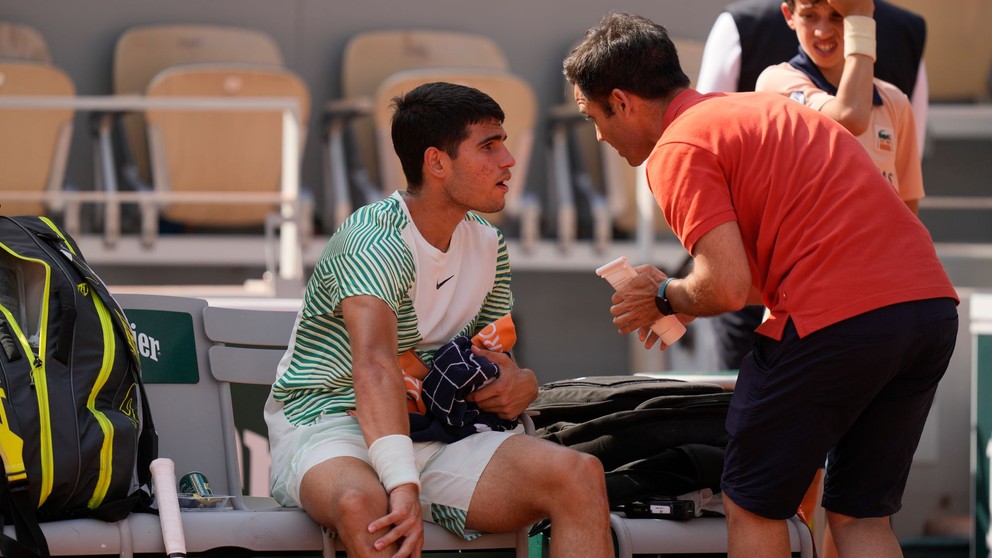 Zranený Carlos Alcaraz počas semifinále Roland Garros 2023. 