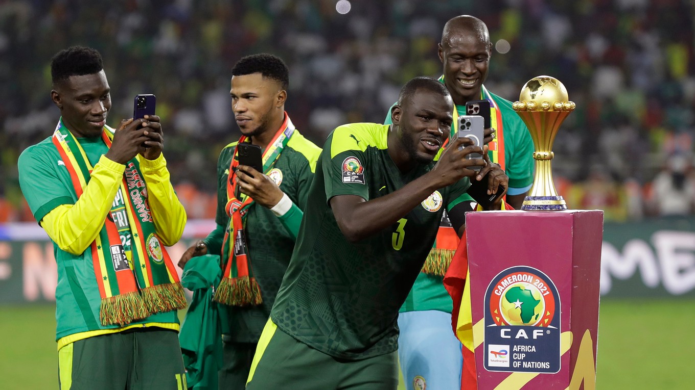 Senegal s trofejou za Africký pohár národov 2022.