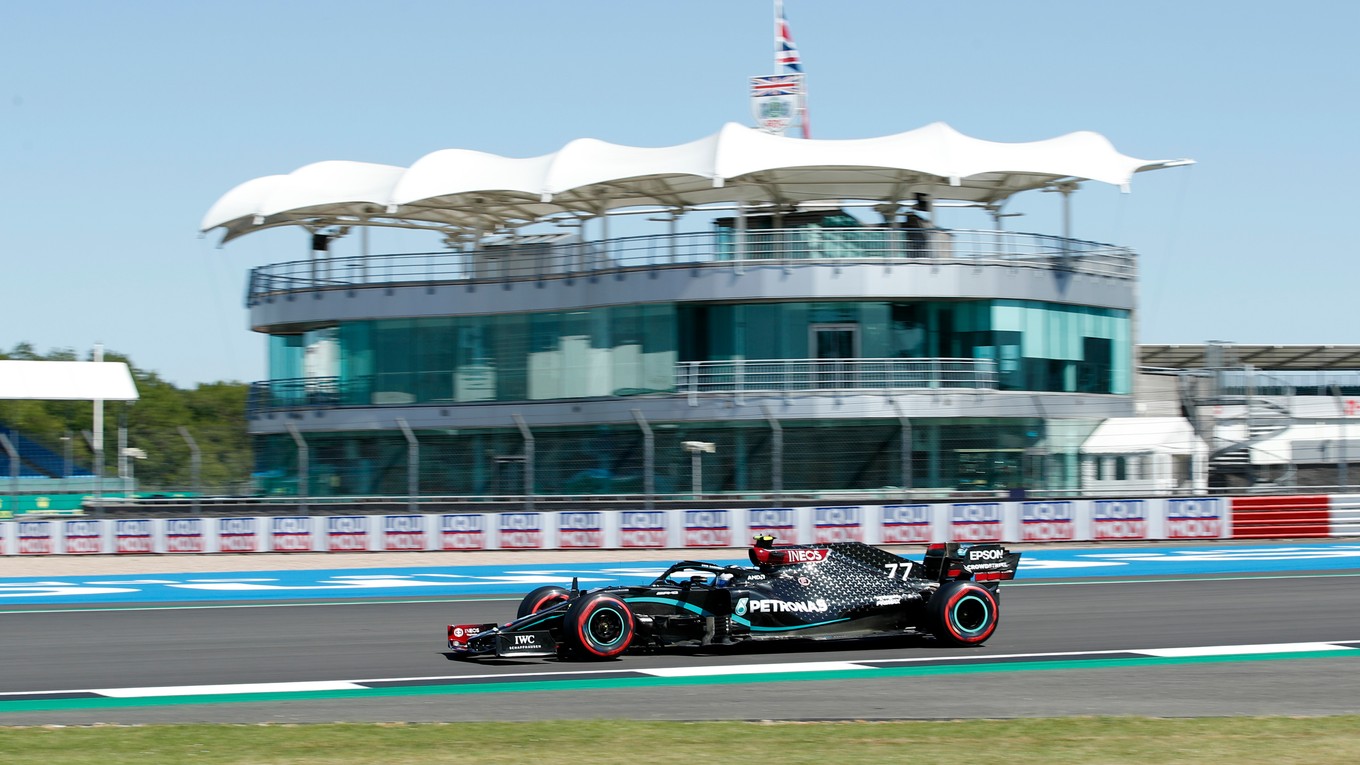 Fínsky pretekár F1 Valtteri Bottas na okruhu Silverstone.