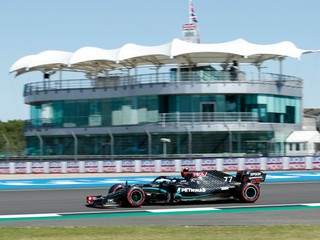 Fínsky pretekár F1 Valtteri Bottas na okruhu Silverstone.