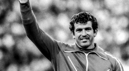 Československý diskár Imrich Bugár sa teší zo zisku striebra na OH 1980 v Moskve. Olympijské víťazstvo mu ušlo len o 26 centimetrov.