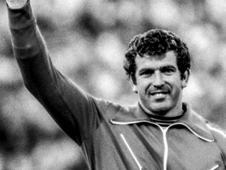 Československý diskár Imrich Bugár sa teší zo zisku striebra na OH 1980 v Moskve. Olympijské víťazstvo mu ušlo len o 26 centimetrov.
