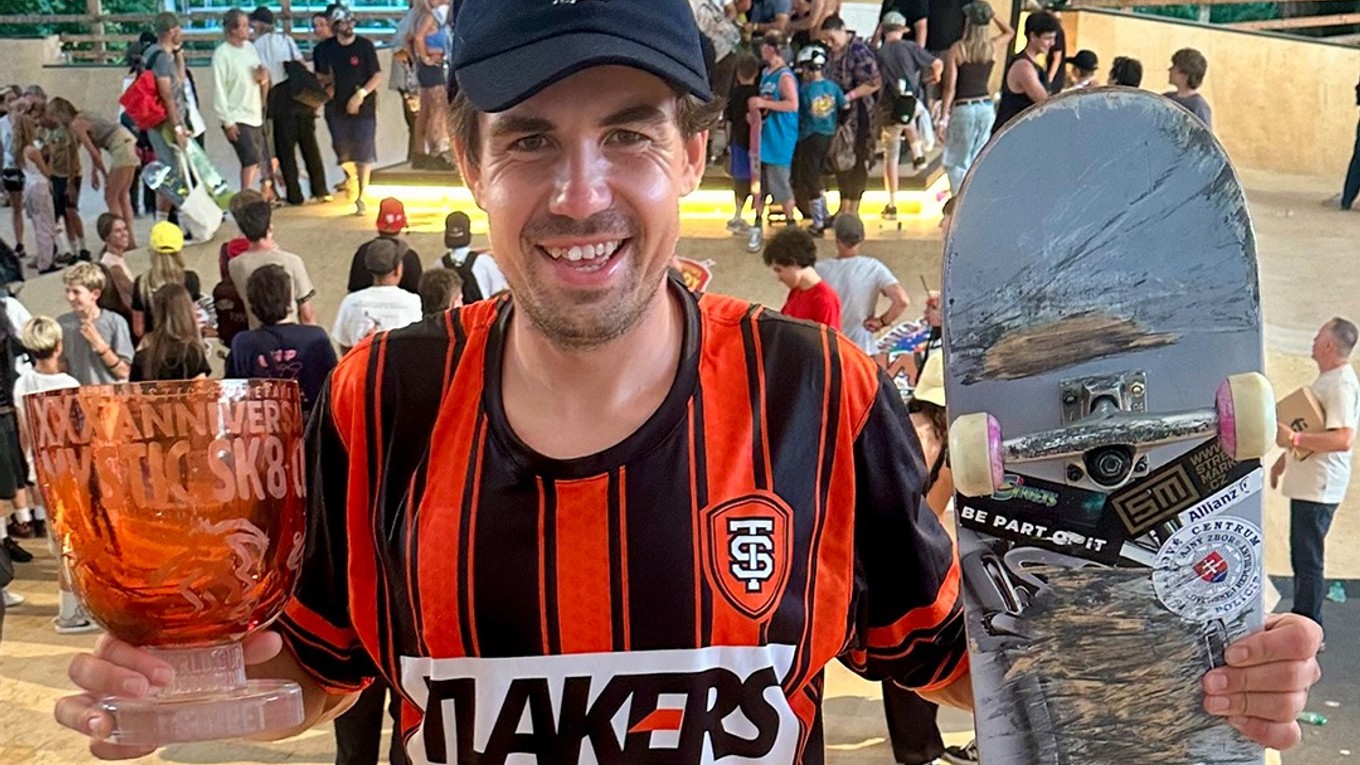 Richard Tury pózuje s trofejou 
