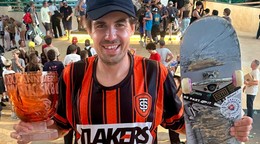 Richard Tury pózuje s trofejou 
