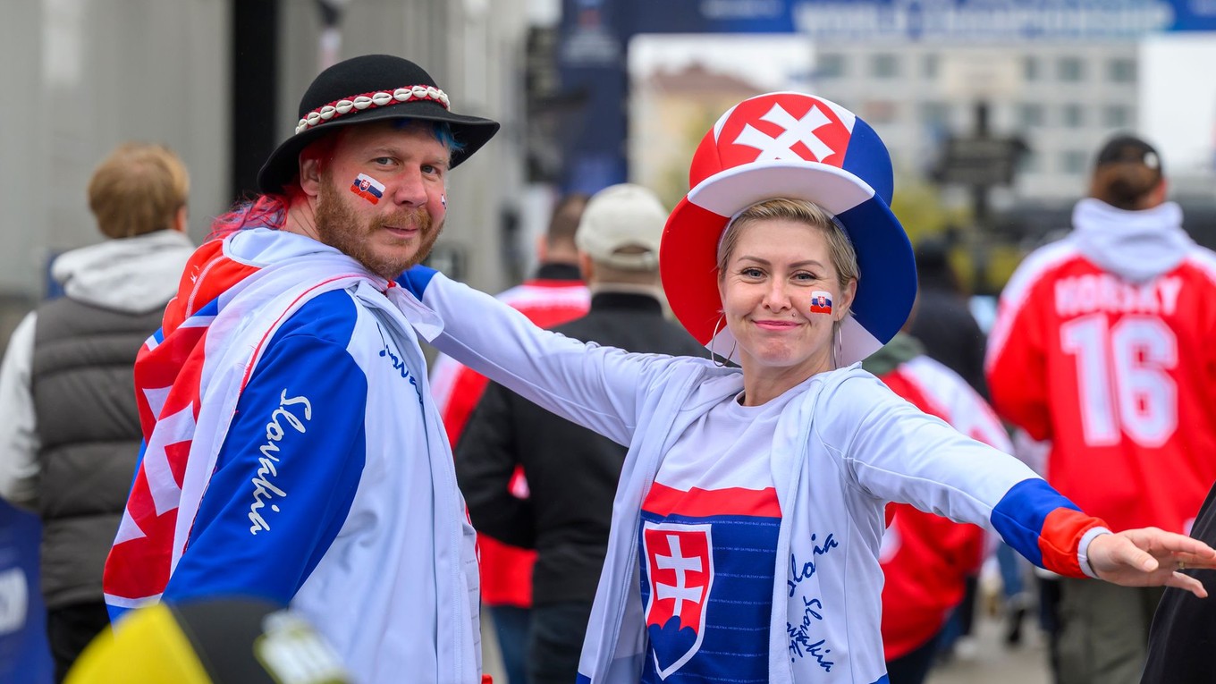 Fanúšikovia zo Slovenska pred štartom MS v hokeji 2025.