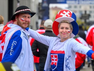 Fanúšikovia zo Slovenska pred štartom MS v hokeji 2025.
