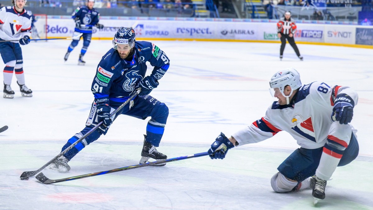 Andrew Calof v drese HK Poprad (vľavo).