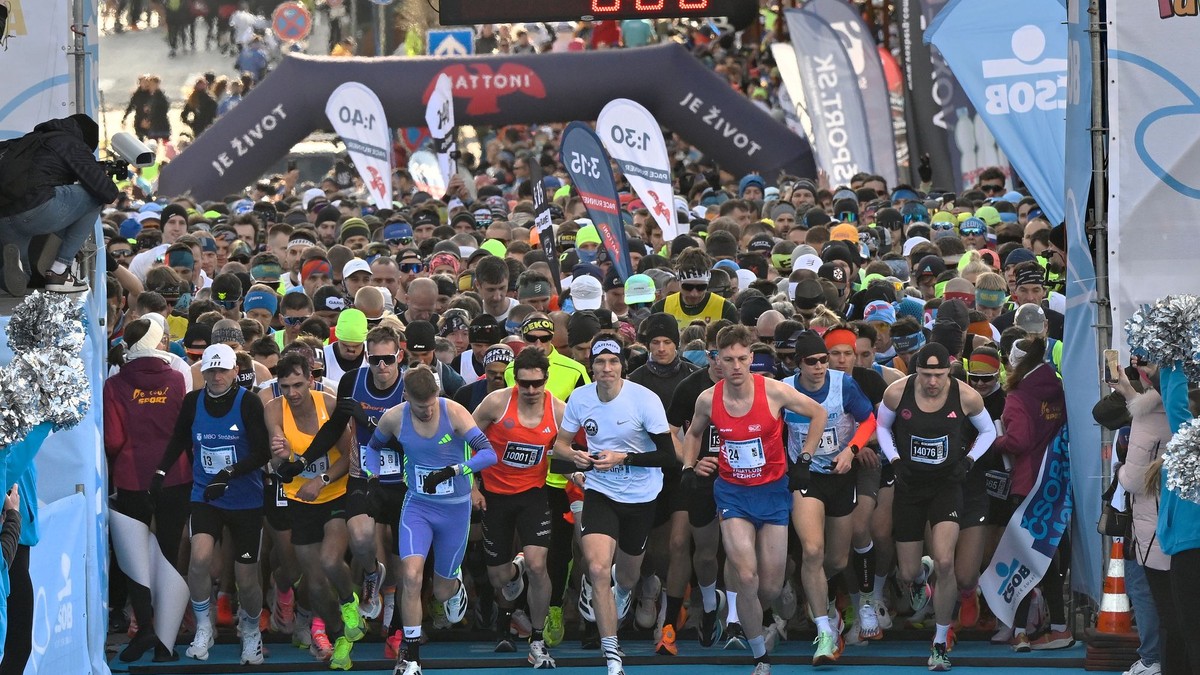 Na snímke pretekári počas štartu jubilejného 20. ročníka ČSOB Bratislava maratónu v Bratislave.