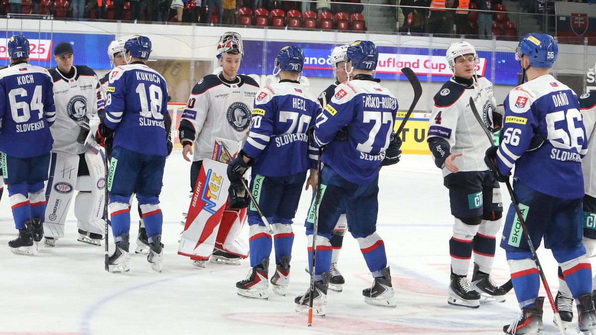 Slovenskí hokejisti oslavujú po výhre nad Nórskom