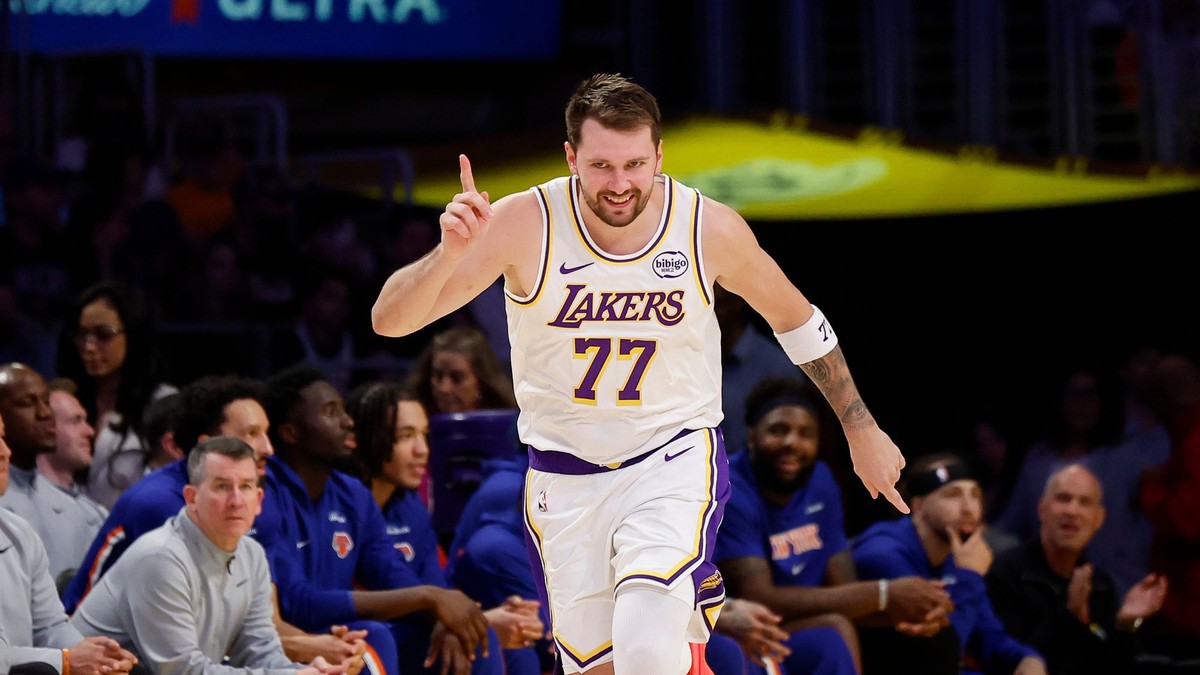 Hráč Los Angeles Lakers Luka Dončič reaguje po tom, ako skóroval proti New Yorku Knicks.