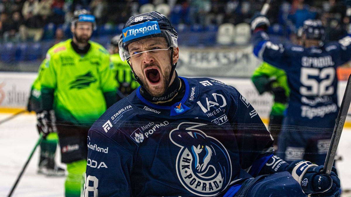 Peter Bjalončík oslavuje gól za Poprad vo štvrťfinále play off proti Žiline.