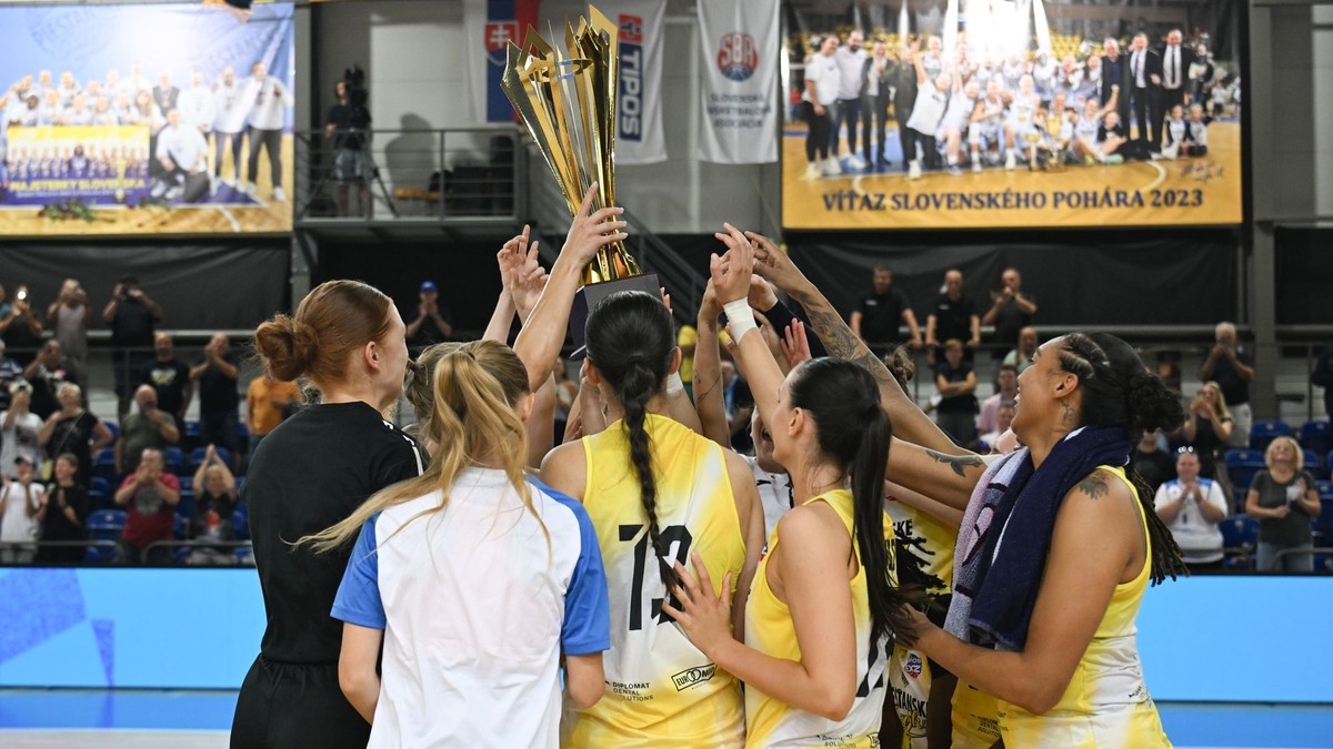 Basketbalistky Ružomberka oslavujú zisk titulu.