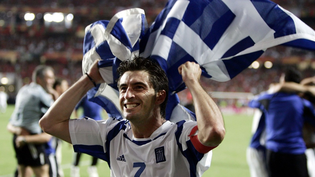 Theodoros Zagorakis oslavuje víťazstvo Grécka na EURO 2004. 
