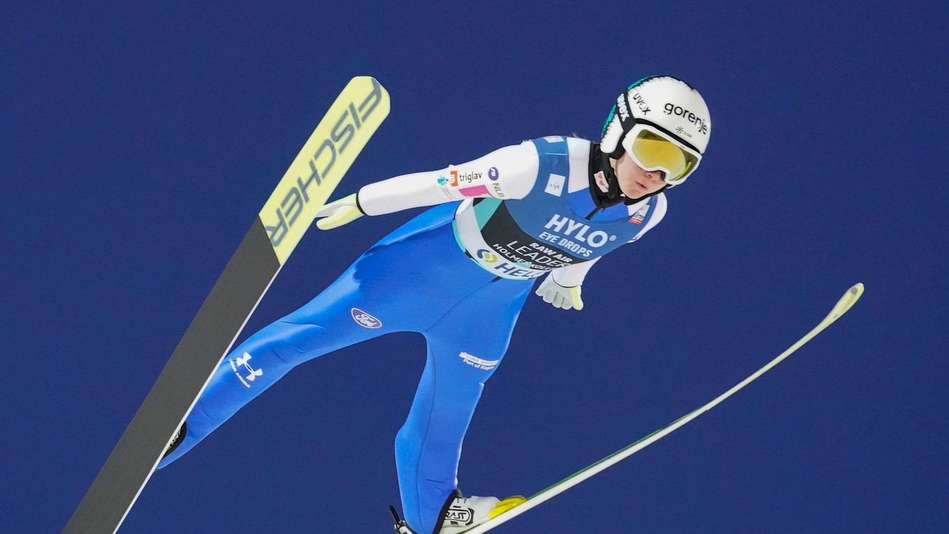 Slovinská reprezentantka v skokoch na lyžiach Ema Klinecová.