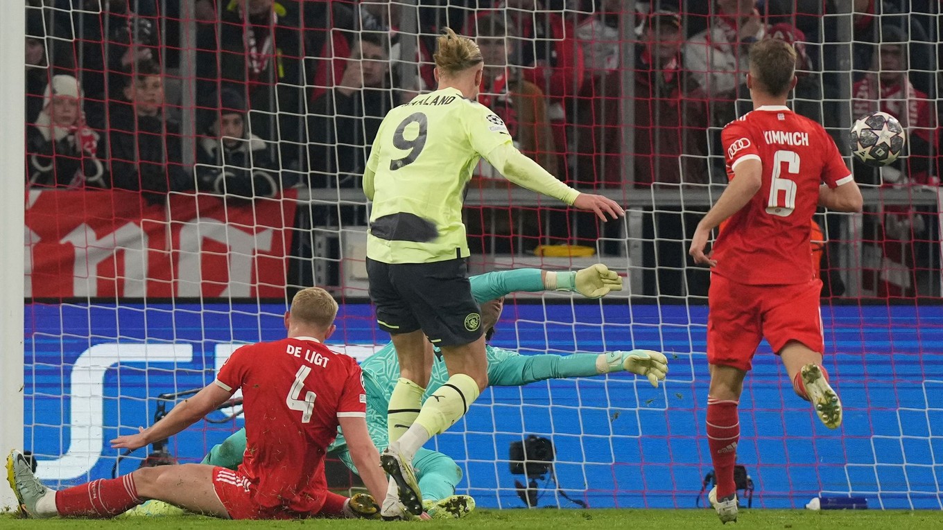 Erling Haaland prudkou strelou prekonáva Yanna Sommera.