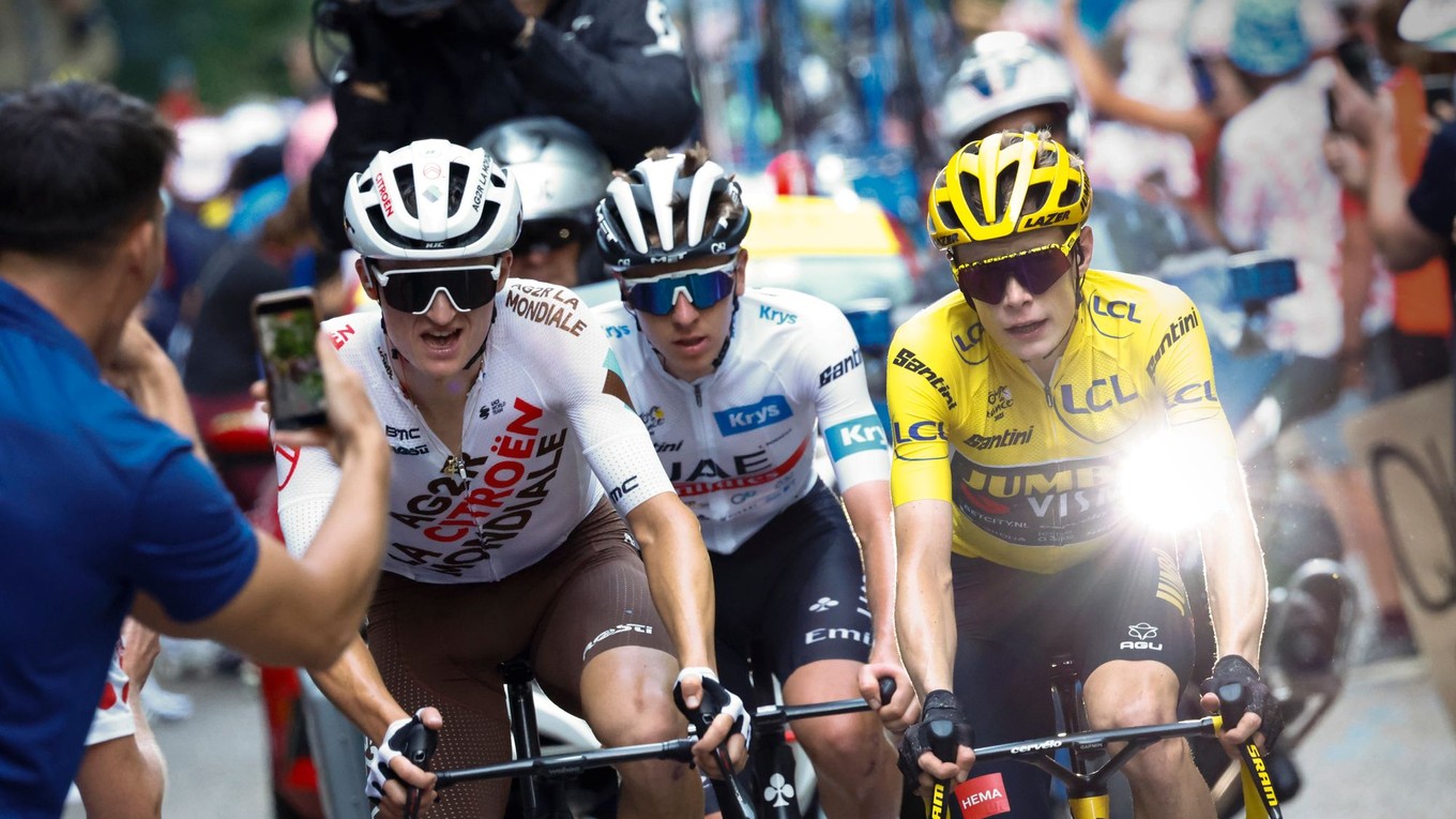 Zľava Felix Gall, Tadej Pogačar a Jonas Vingegaard na Tour de France 2023.