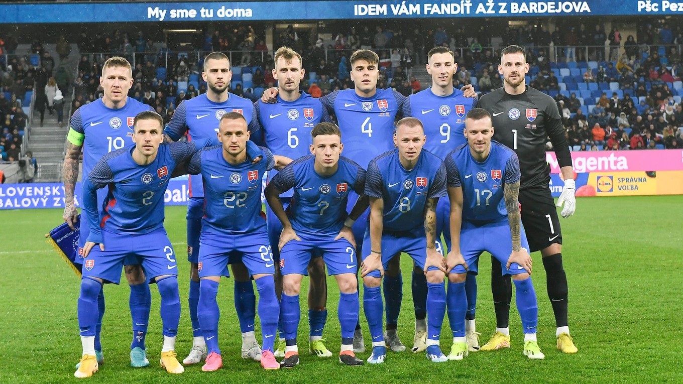 Slovenský futbalový tím pred začiatkom prípravného zápasu.