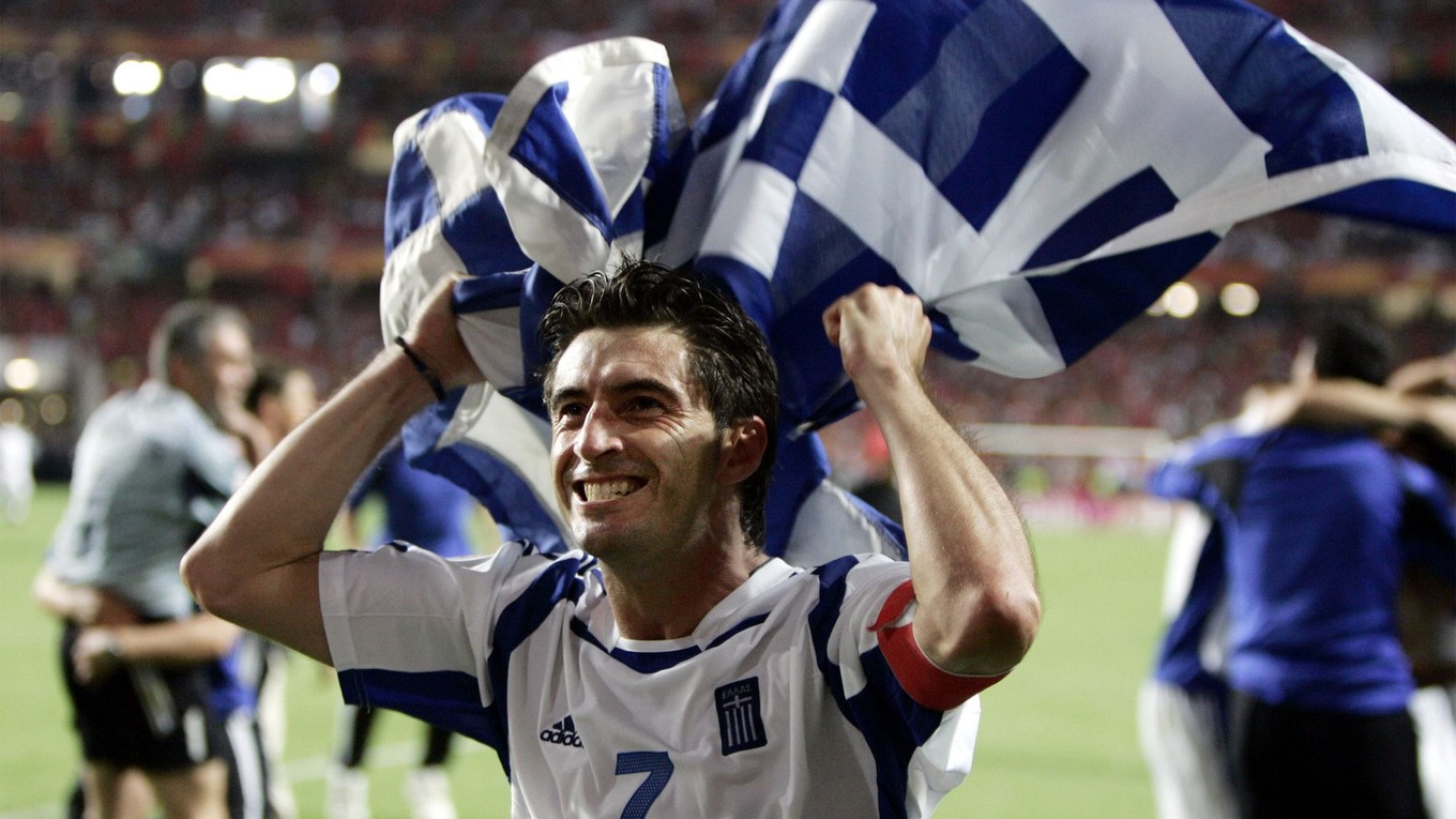 Theodoros Zagorakis oslavuje víťazstvo Grécka na EURO 2004. 