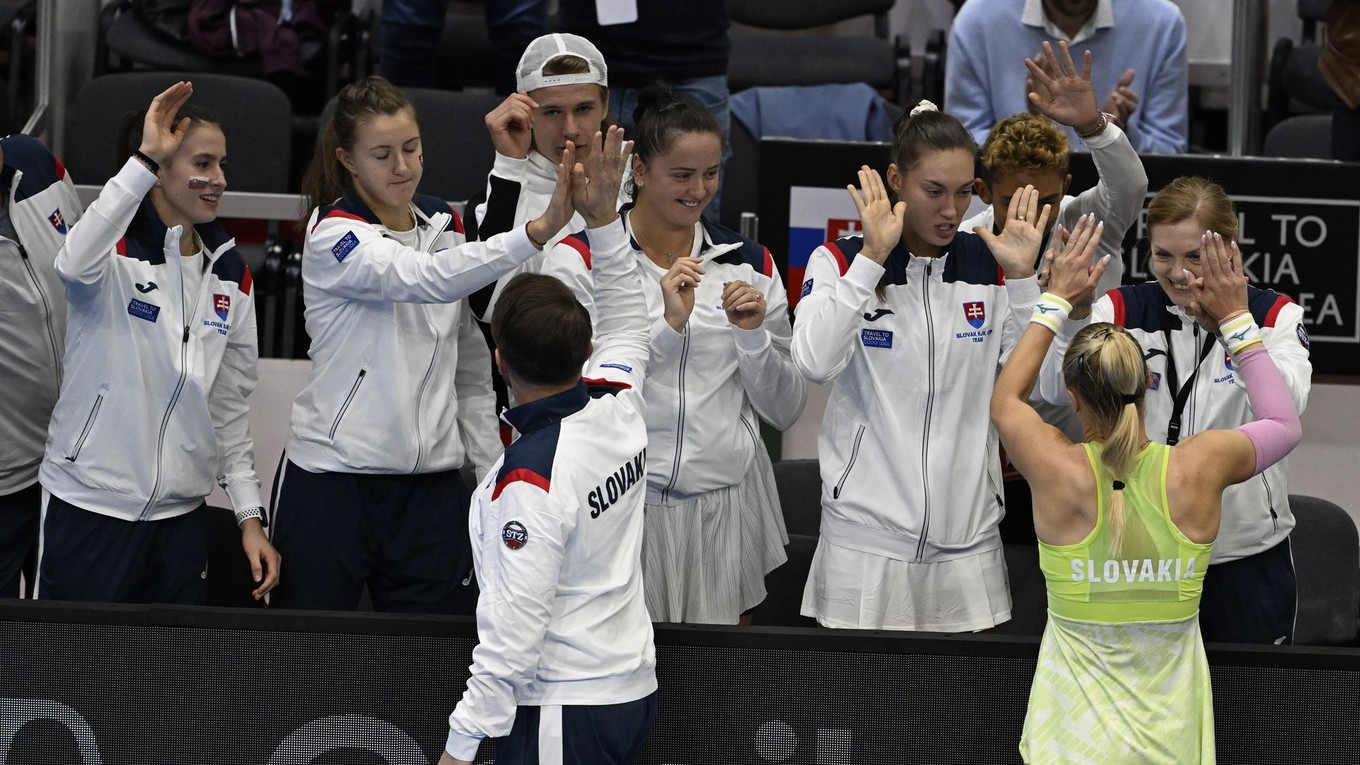 Na snímke slovenská tenistka Rebecca Šramková sa teší s tímom.