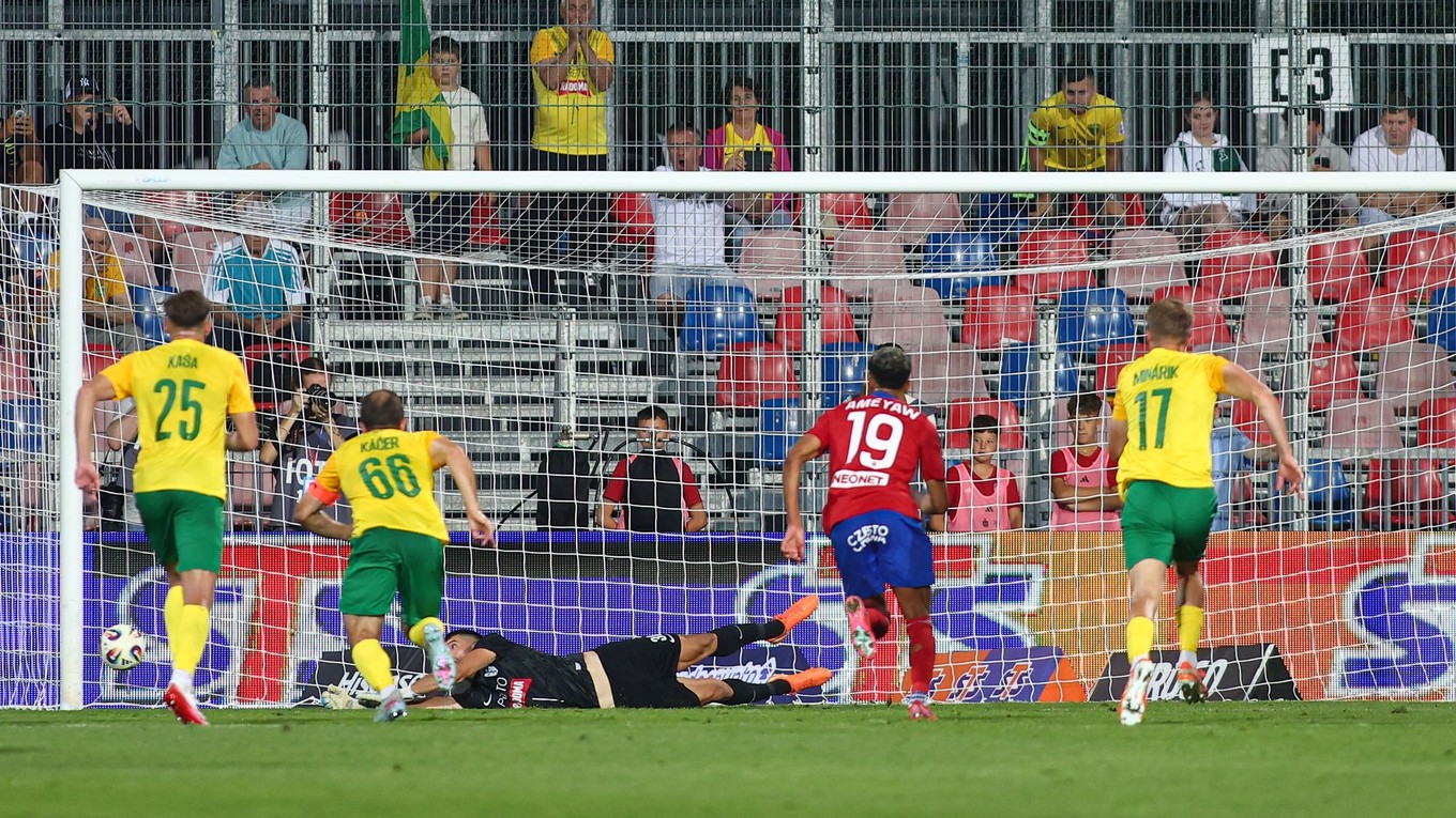 Brankár Ľubomír Belko inkasuje gól z penalty.