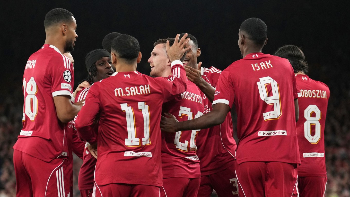 FC Liverpool oslavuje gól. 