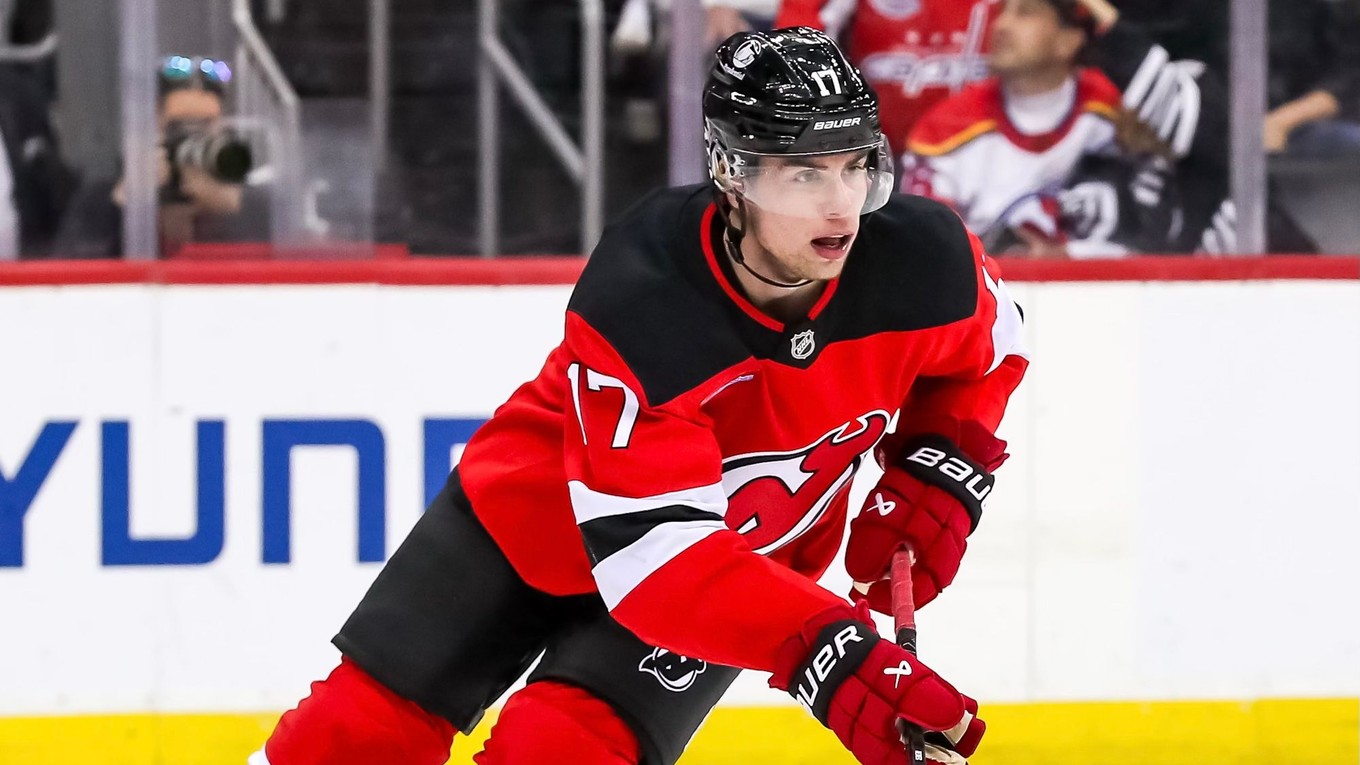 Šimon Nemec v drese New Jersey. 