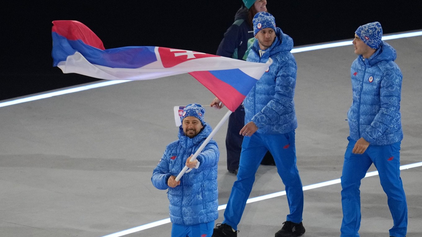 Tomáš Tatar s vlajkou Slovenska počas otváracieho ceremoniálu.