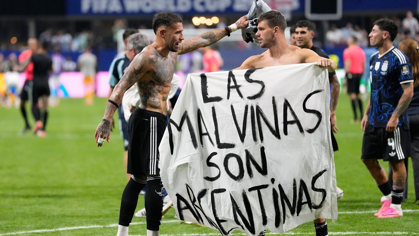 Giovani Lo Celso drží transparent o Falklandských ostrovoch s nápisom „Malvíny patria Argentíne“.
