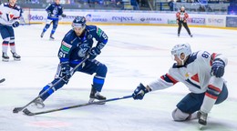 Andrew Calof v drese HK Poprad (vľavo).