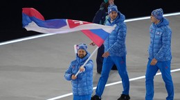 Tomáš Tatar s vlajkou Slovenska počas otváracieho ceremoniálu.
