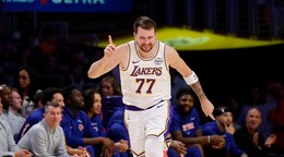 Hráč Los Angeles Lakers Luka Dončič reaguje po tom, ako skóroval proti New Yorku Knicks.